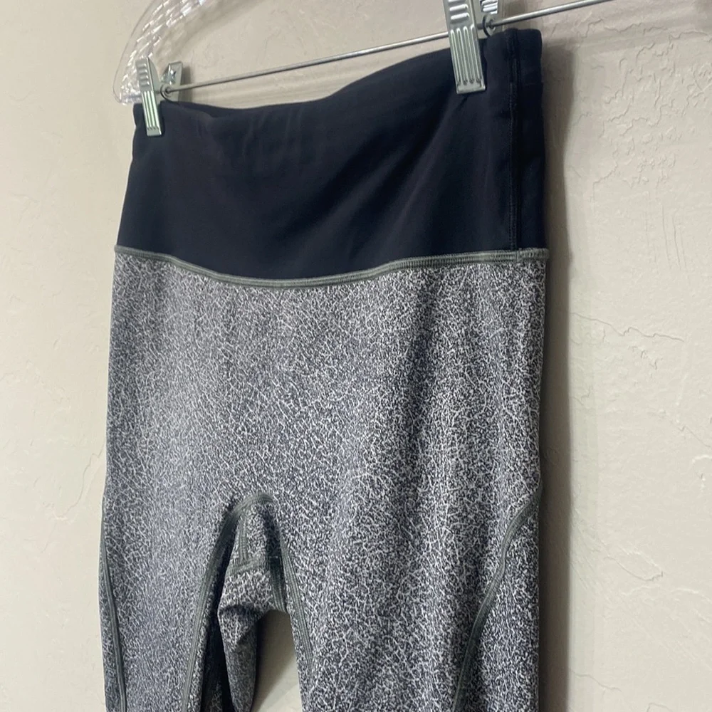 Lululemon black and grey crop leggings size 6